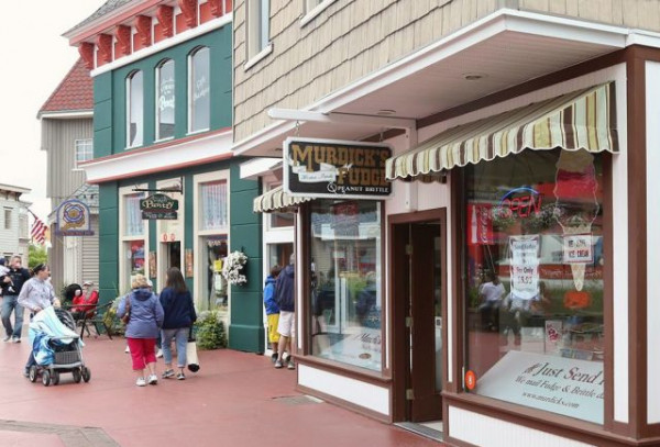 Shops in mackinaw crossings shopping hi-res stock photography and images -  Alamy